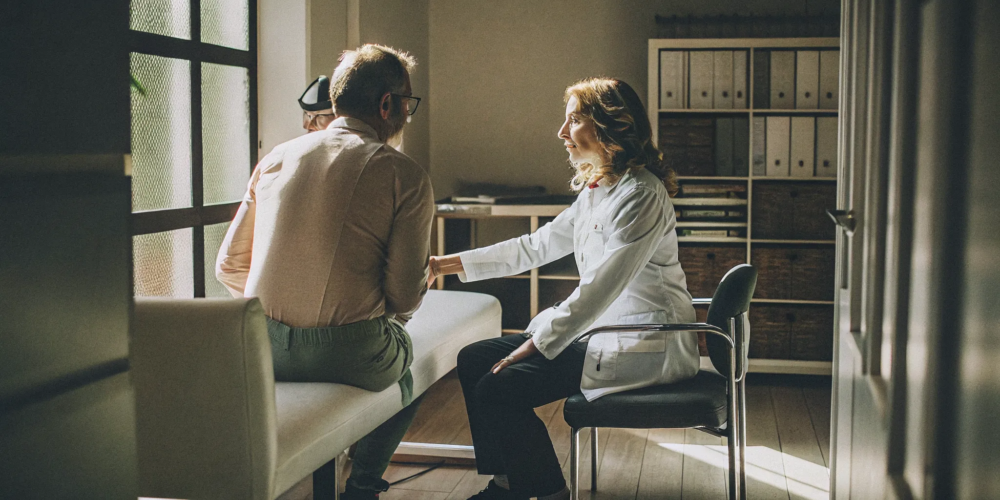 Back pain treatment specialist consulting with patient in Chicago clinic